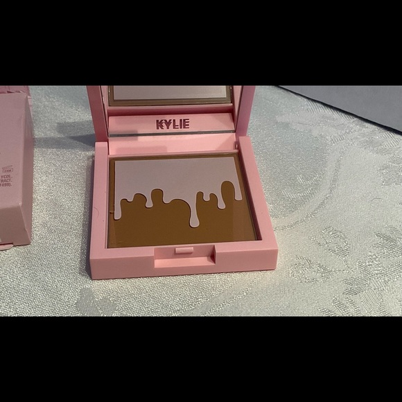 Kylie cosmetics pressed bronzing powder in tequila tan number 200 - Picture 6 of 6